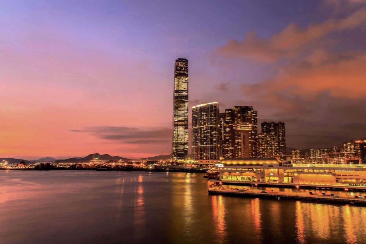 香港海港上空的橘色日落